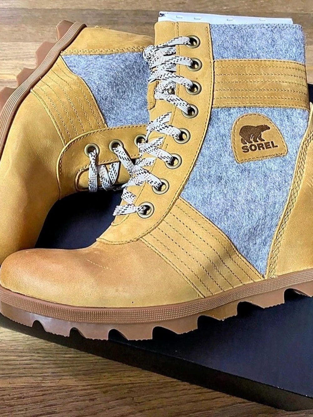 SOREL Joan of Arctic Wedge Felt Boot Women's Brown & Gray Winter Boots Like New